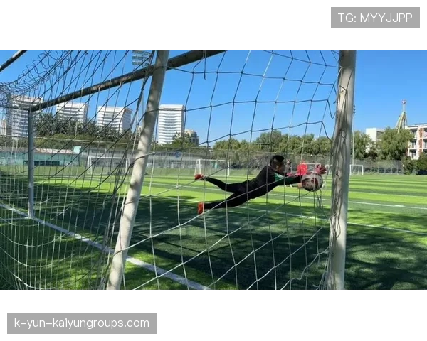 回防站位精准锁死中路空档，回防速度